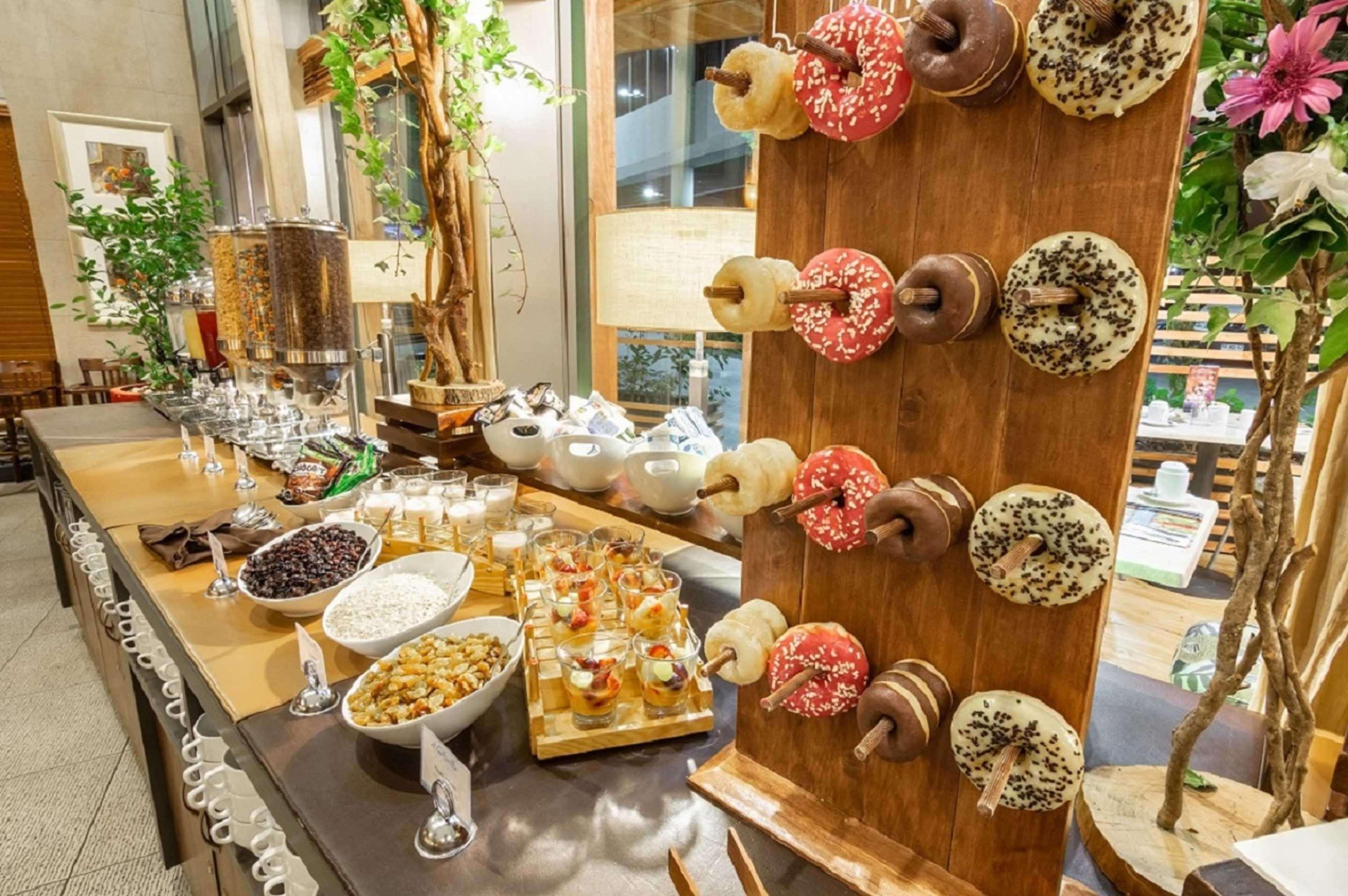Sonesta Hotel Osorno Exterior photo A doughnut display