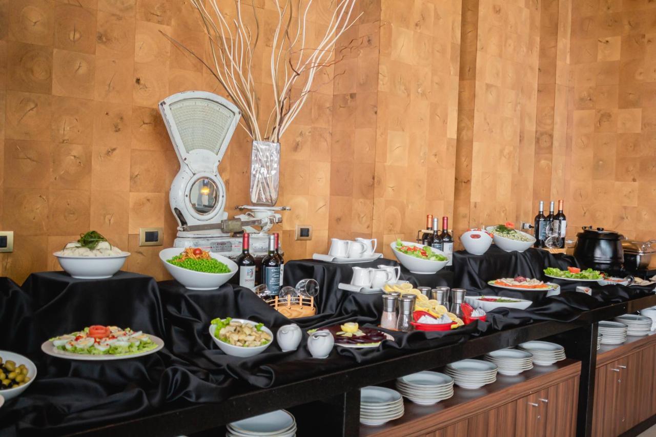 Sonesta Hotel Osorno Exterior photo A buffet at a restaurant