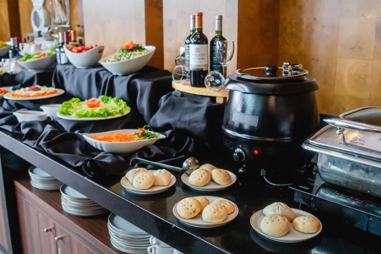Sonesta Hotel Osorno Exterior photo A buffet with a selection of pãezinhos